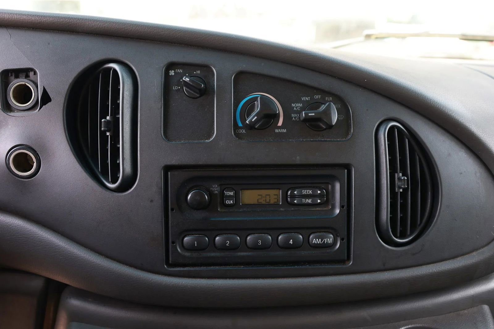 Used 2005 Ford E-350 and Econoline 350 Super Duty image 28