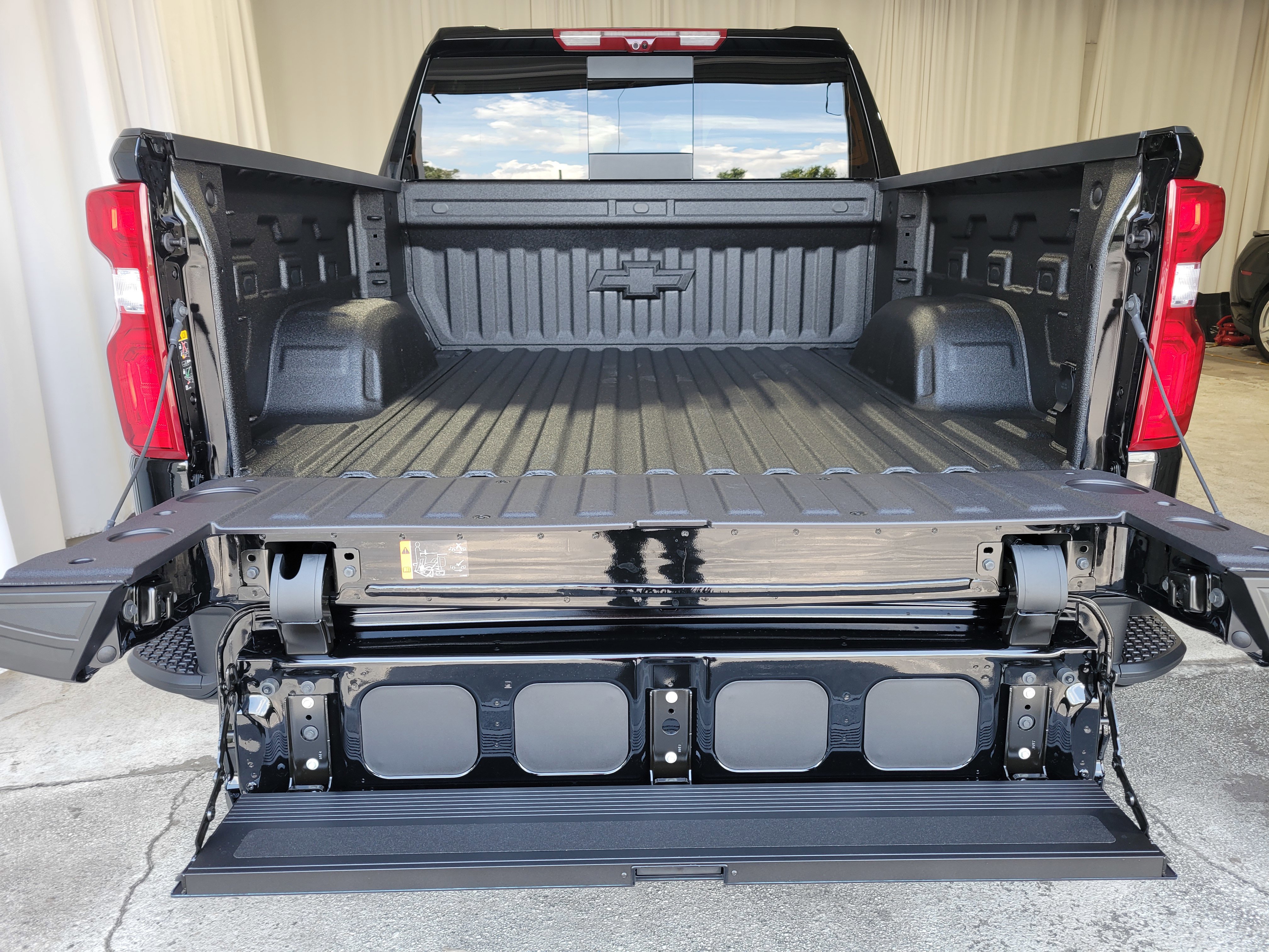 New 2026 Chevrolet Silverado 1500 High Country w/ Midnight Edition image 9