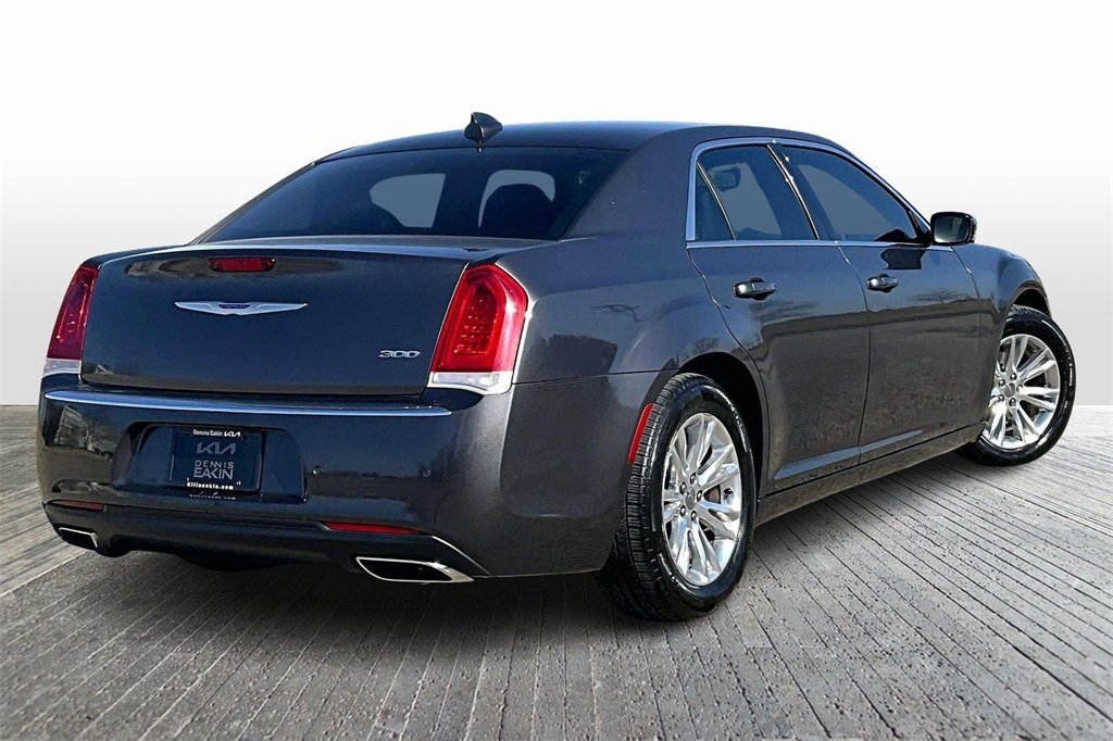 Used 2021 Chrysler 300 Touring L image 2