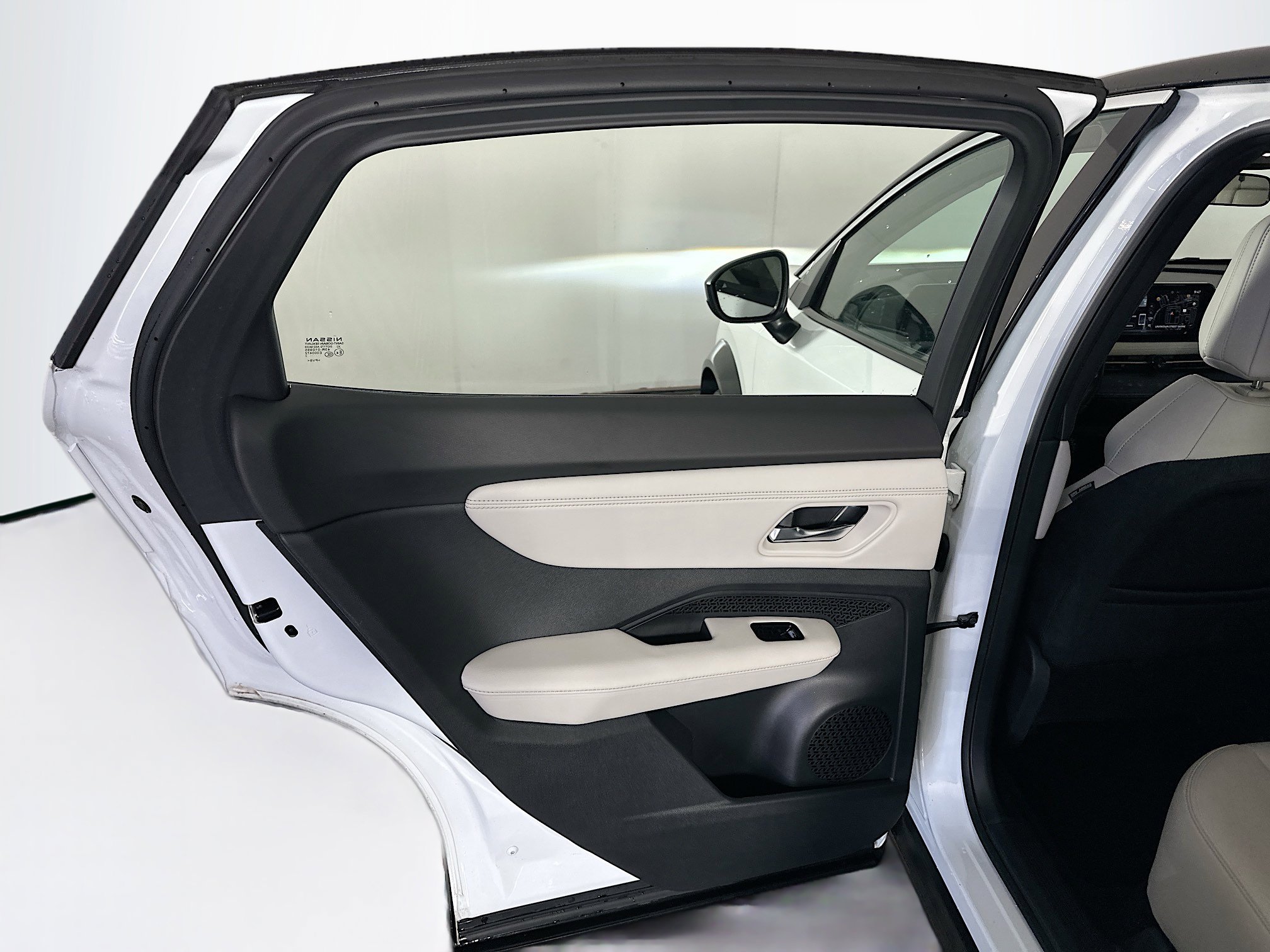 Used 2023 Nissan Ariya FWD image 26