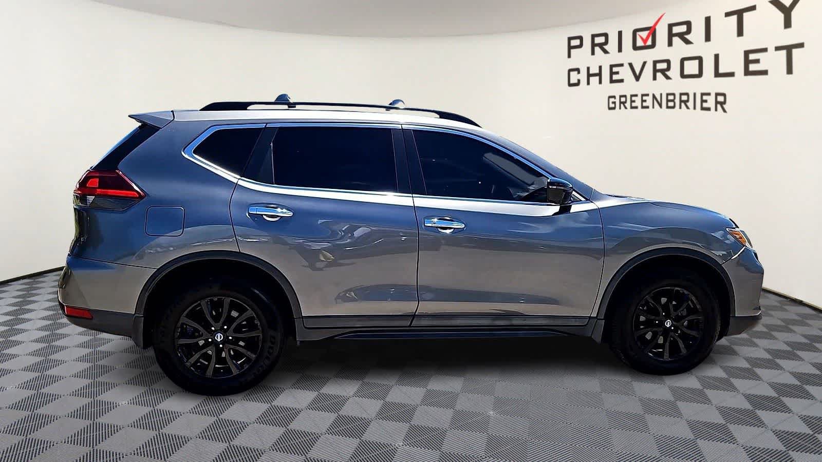 Used 2018 Nissan Rogue SV w/ Premium Package FWD image 9
