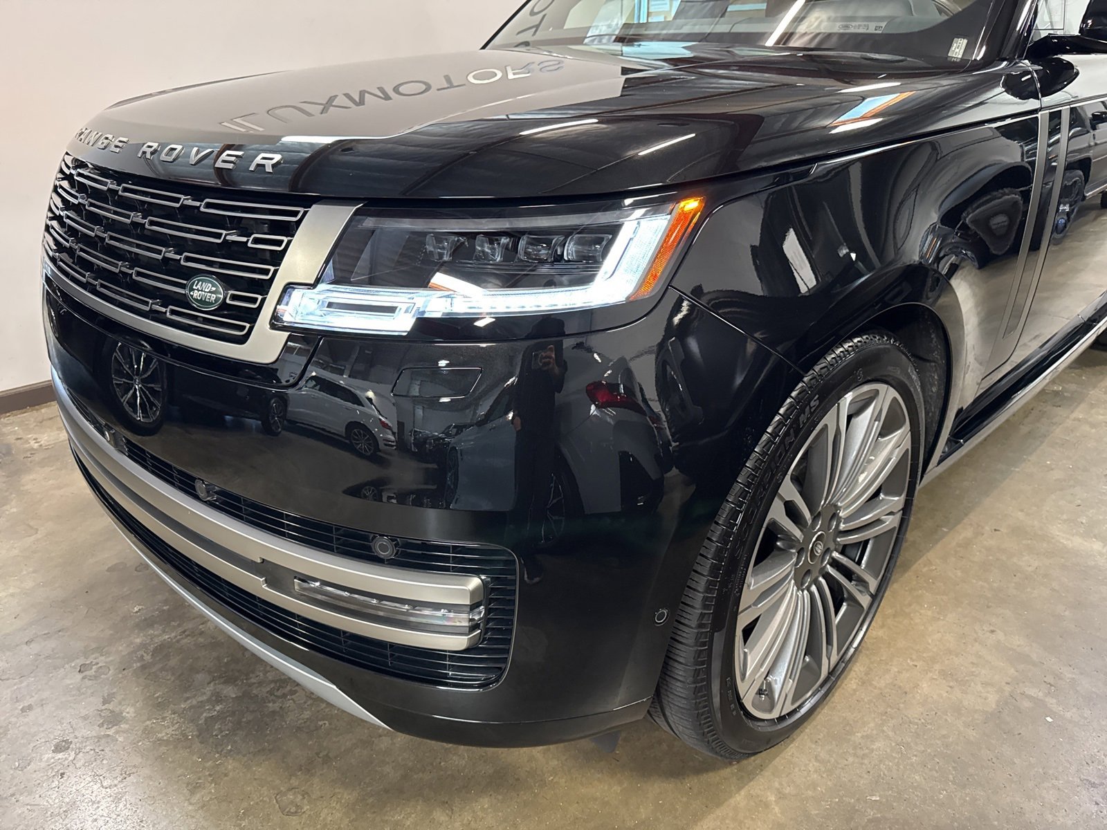 Used 2025 Land Rover Range Rover Long Wheelbase SE image 4