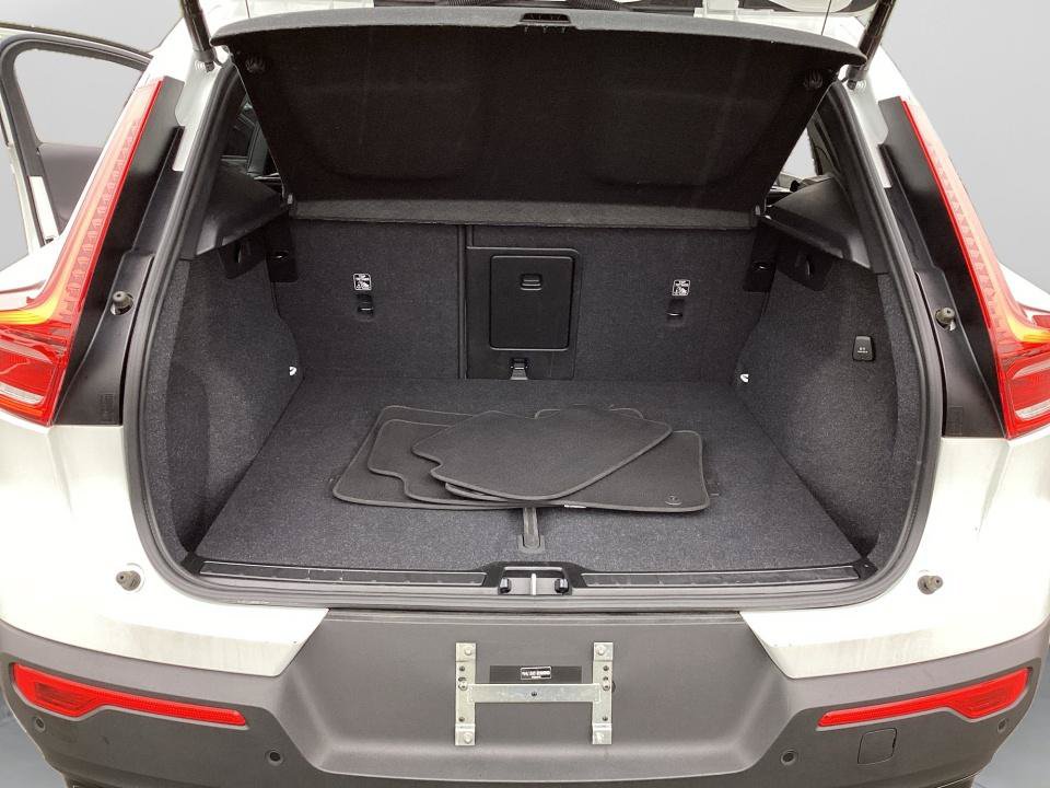 Certified 2025 Volvo XC40 B5 Plus AWD/4WD image 19