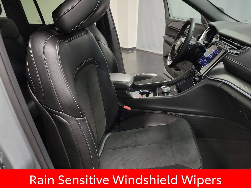 Used 2025 Jeep Grand Cherokee Altitude AWD/4WD image 21