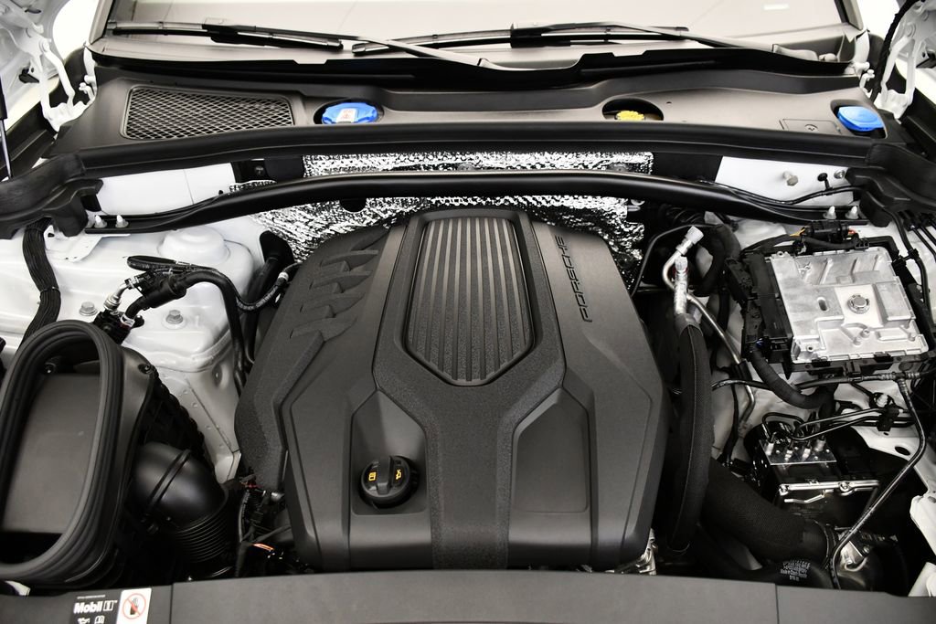 Certified 2025 Porsche Macan image 12