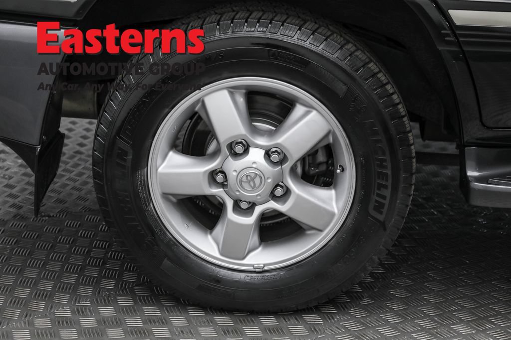 Used 2005 Toyota Land Cruiser AWD/4WD image 33