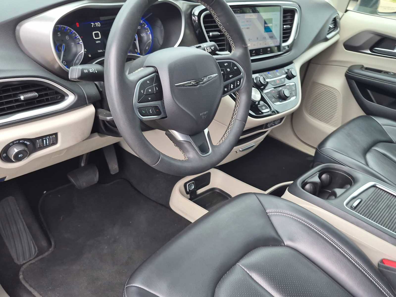 Used 2023 Chrysler Pacifica Touring-L FWD image 2