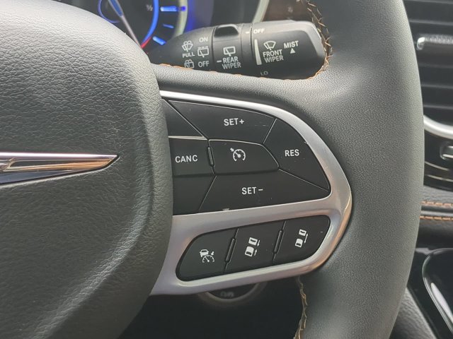 Used 2023 Chrysler Pacifica Pinnacle FWD image 33