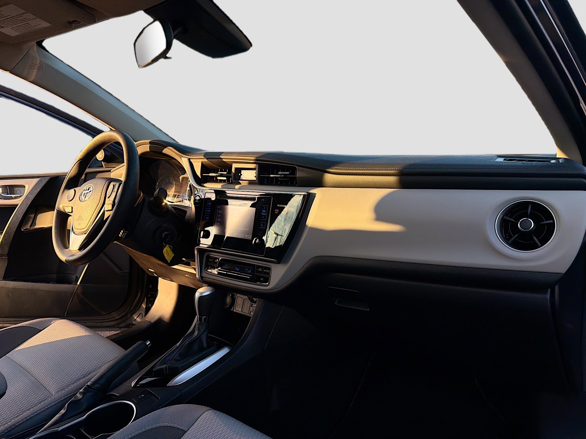 Used 2017 Toyota Corolla LE image 5