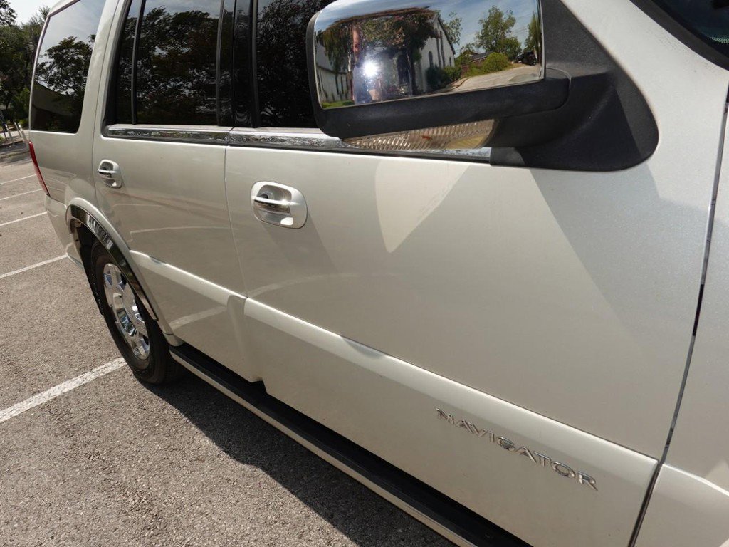 Used 2005 Lincoln Navigator Luxury image 11
