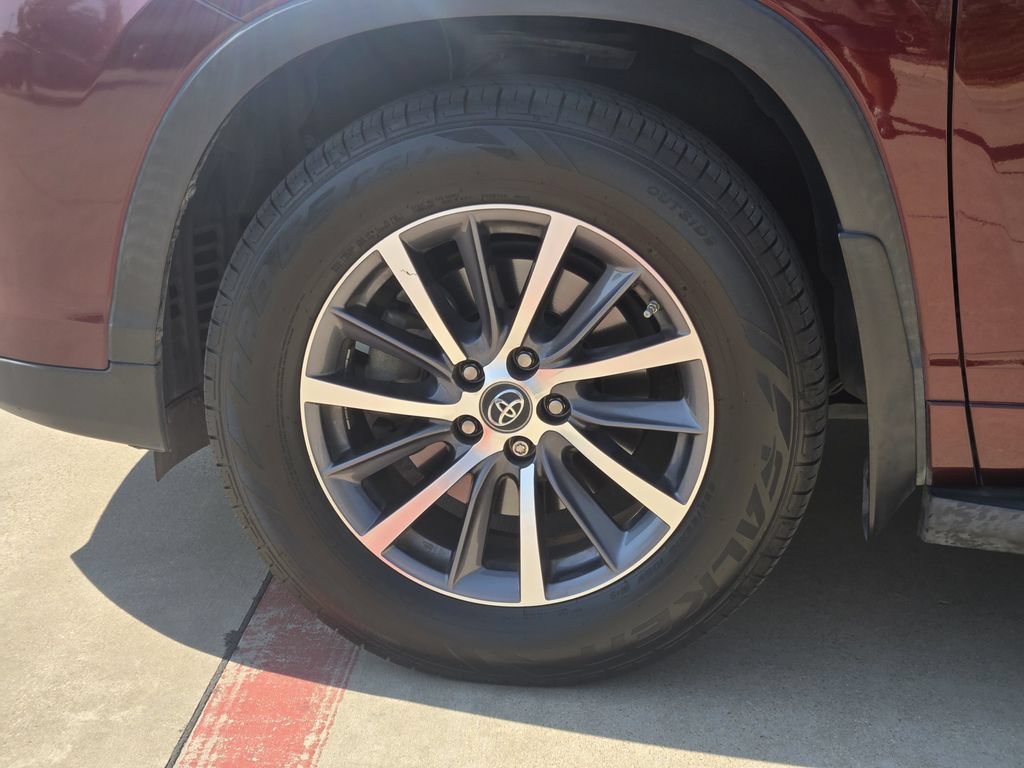 Used 2017 Toyota Highlander XLE FWD image 17