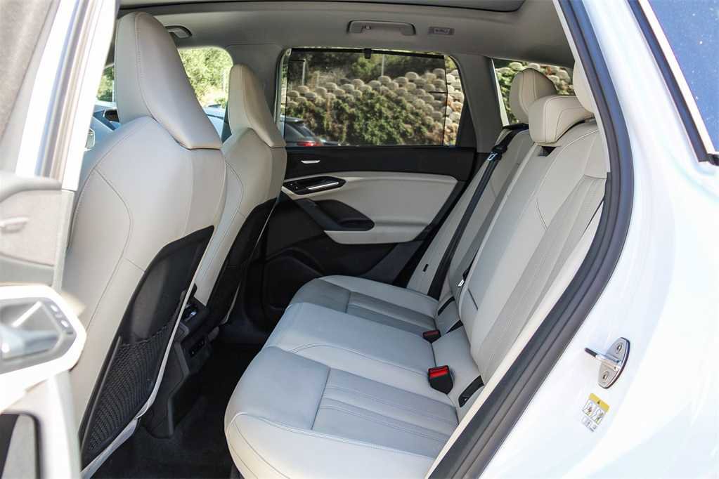 Used 2025 Audi Q6 e-tron Premium Plus image 17