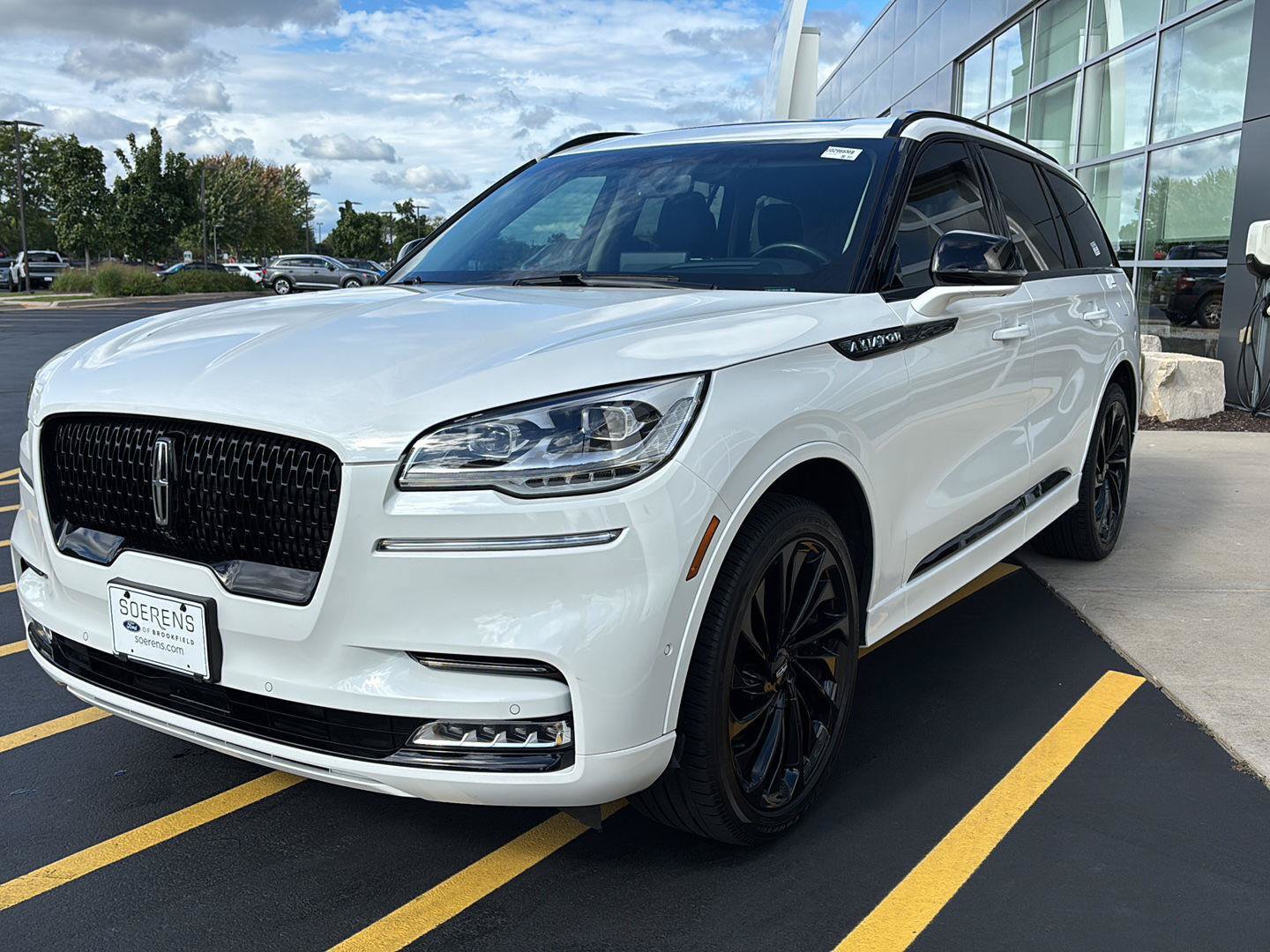 Used 2022 Lincoln Aviator Reserve w/ Equipment Group 201A AWD/4WD image 3