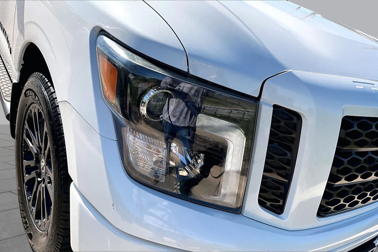 Used 2018 Nissan Titan SV w/ SV Convenience Package RWD image 28