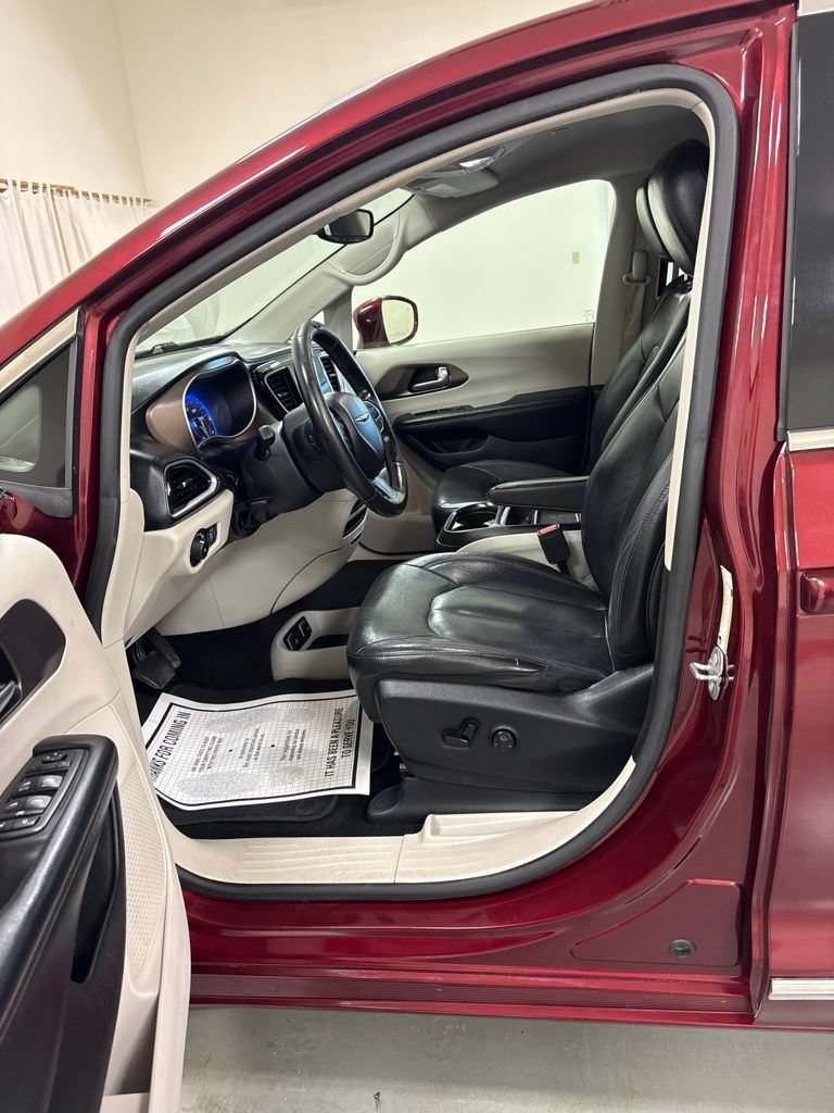 Used 2019 Chrysler Pacifica Touring-L FWD image 11