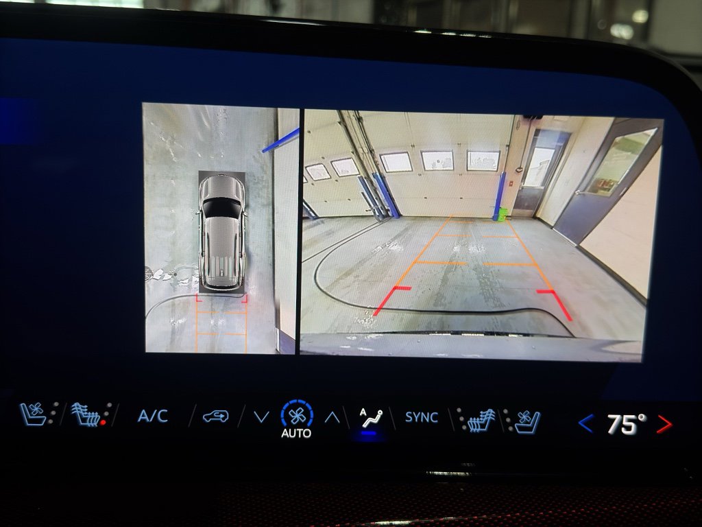 Used 2025 Chevrolet Traverse RS image 31