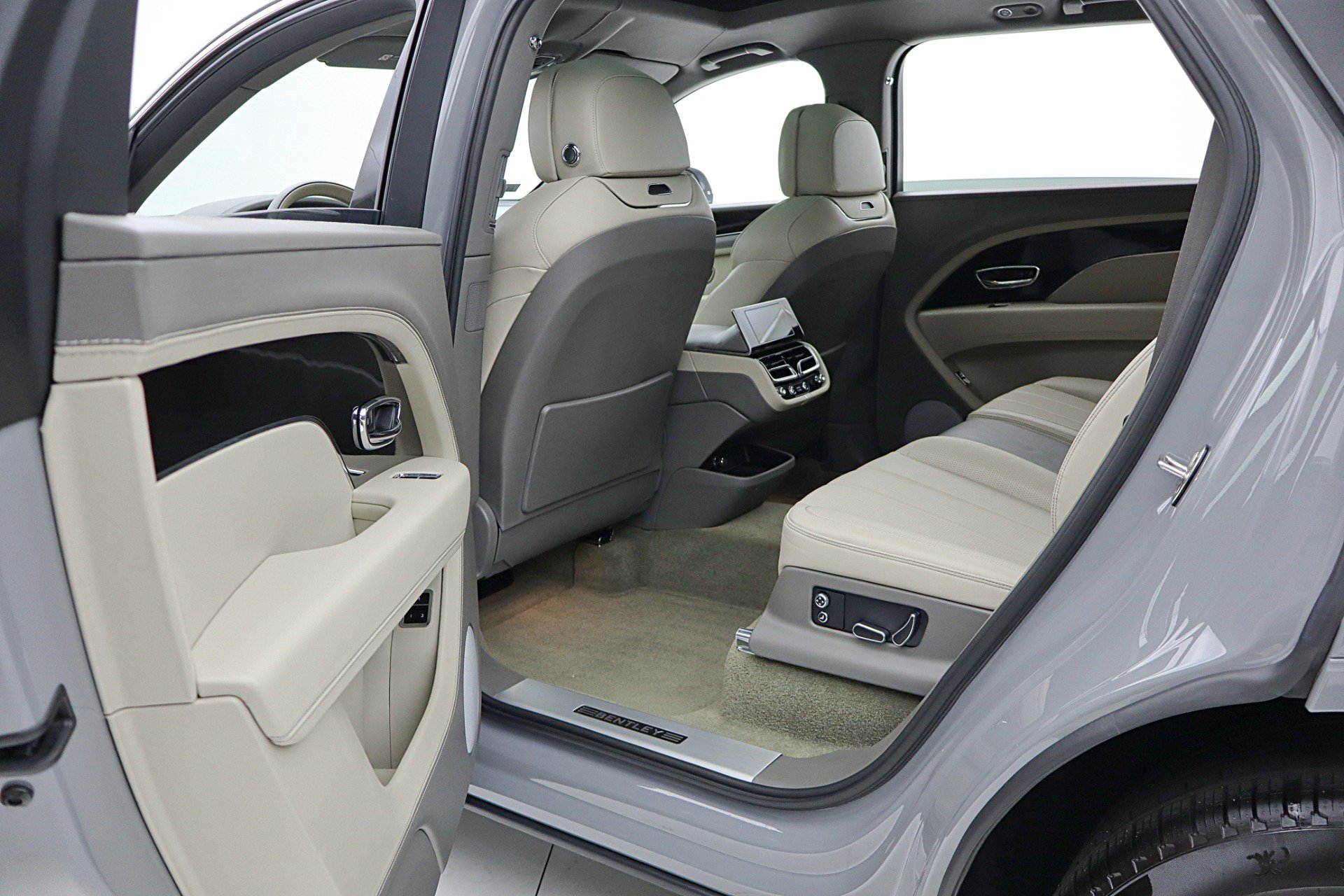 Used 2024 Bentley Bentayga Extended Wheelbase AWD/4WD image 46