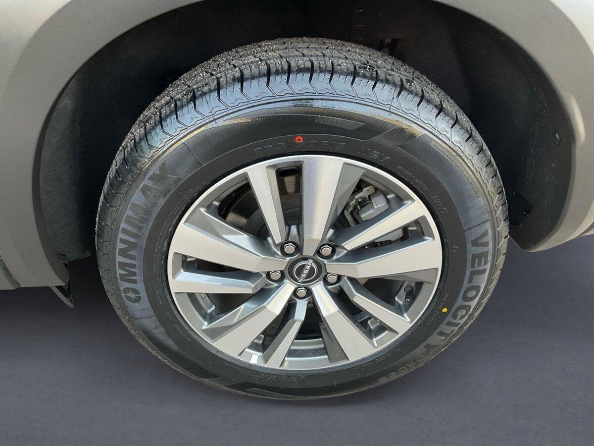 Used 2025 Nissan Pathfinder SL AWD/4WD image 14