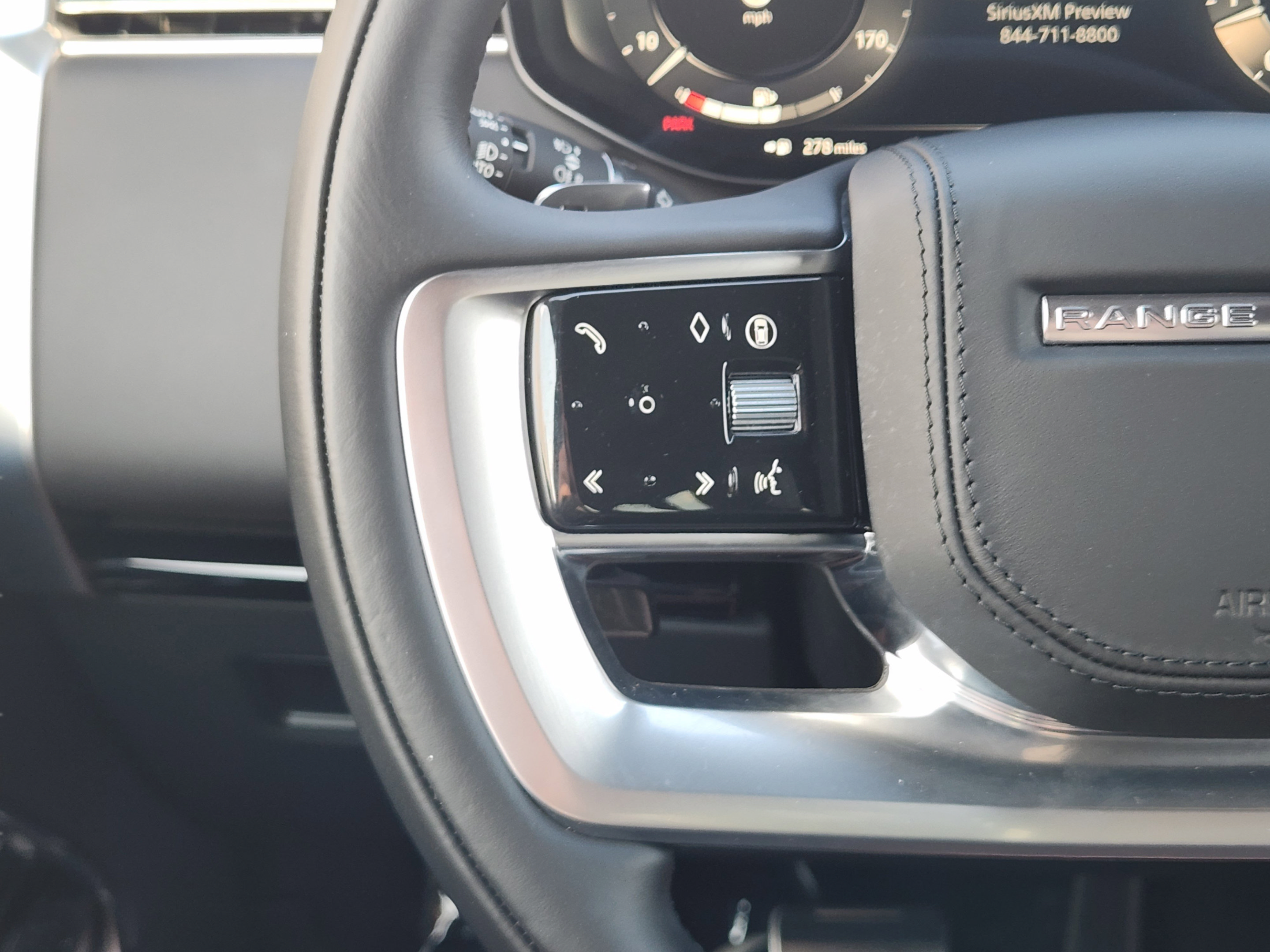 Used 2025 Land Rover Range Rover SE AWD/4WD image 23