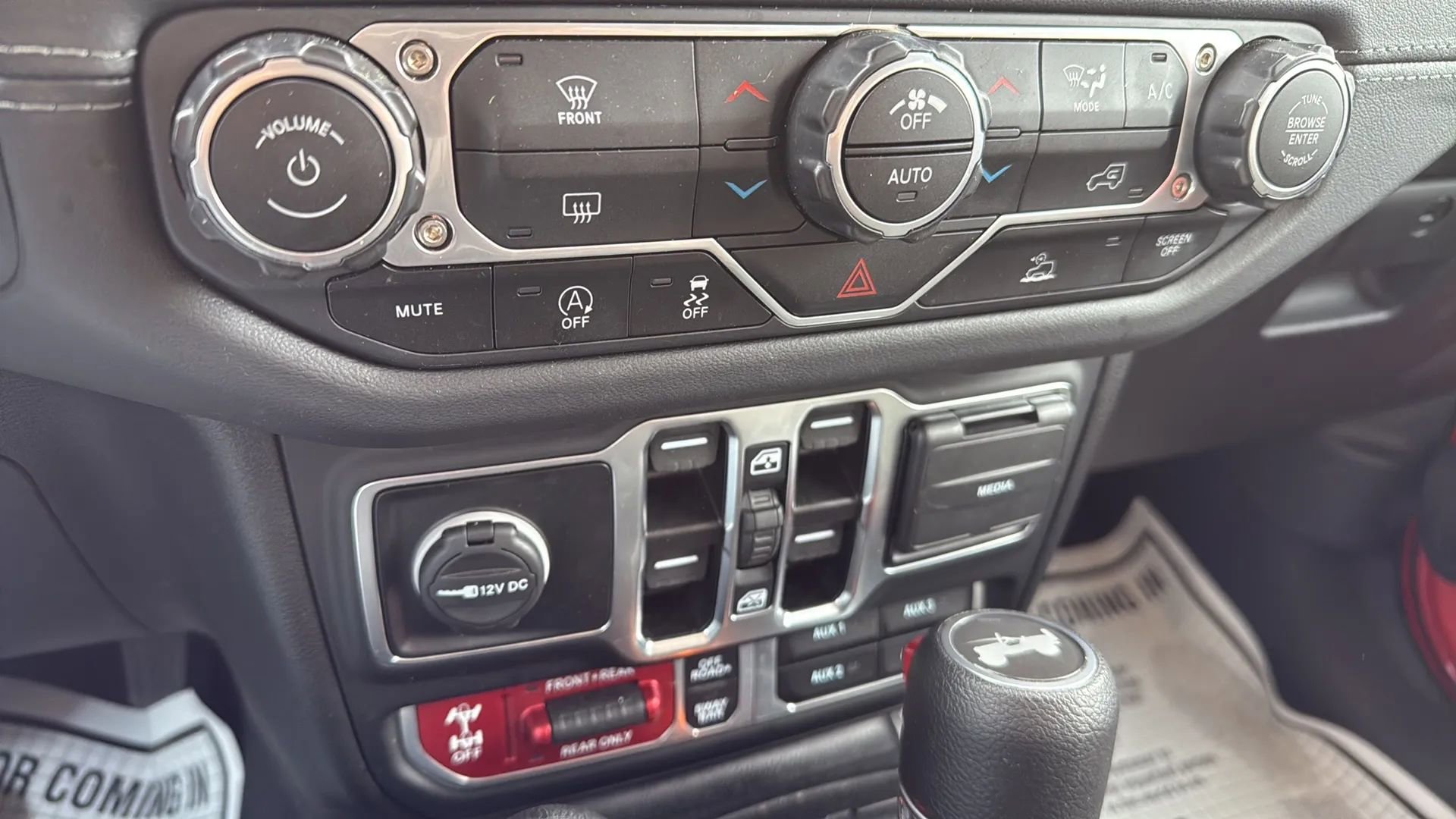 Used 2025 Jeep Wrangler Unlimited Rubicon AWD/4WD image 17
