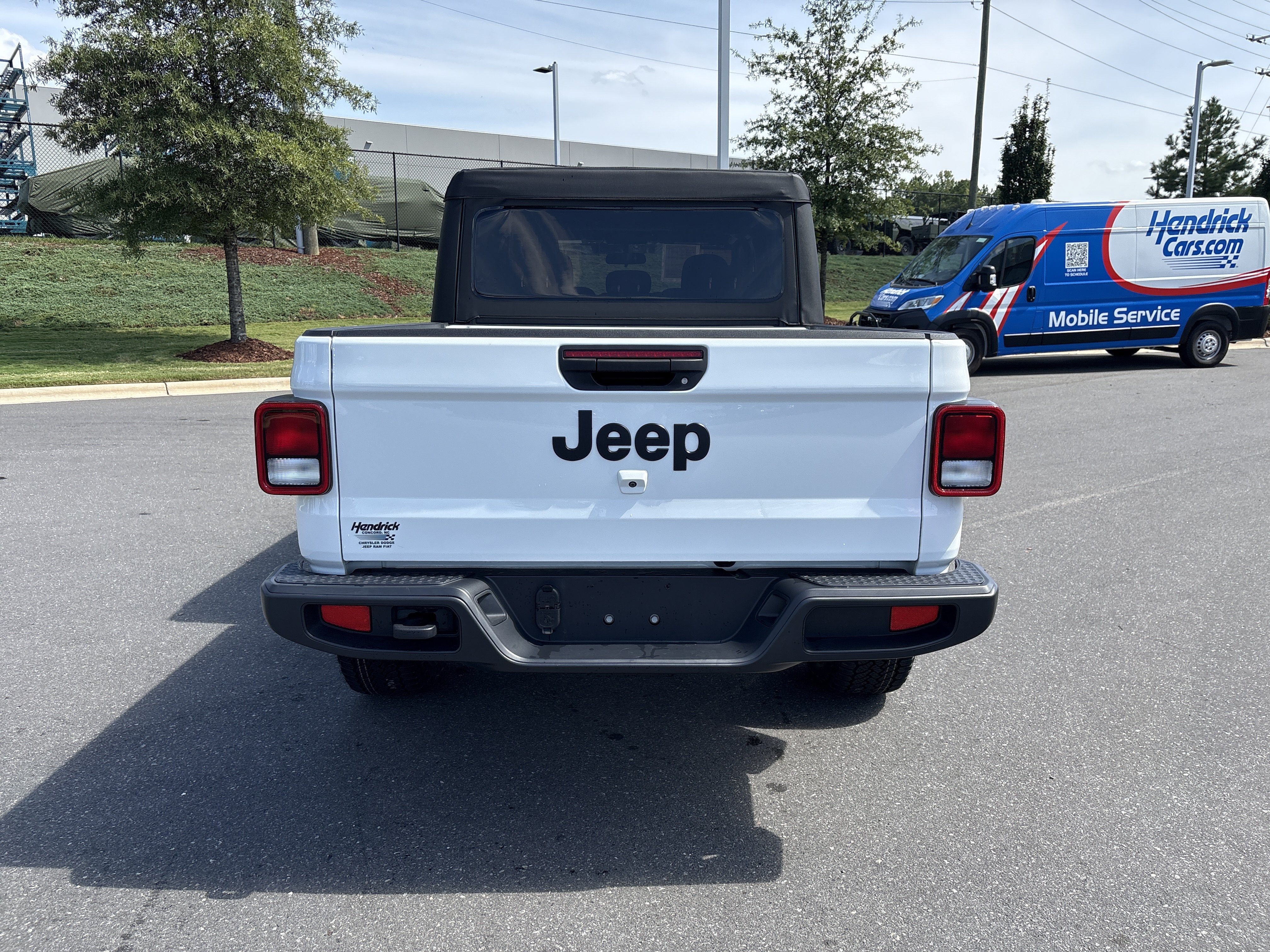 Used 2025 Jeep Gladiator Sport AWD/4WD image 8