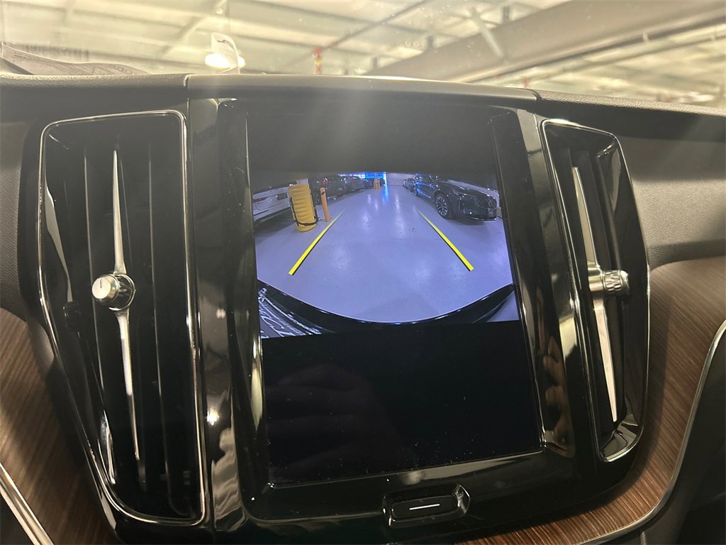 Certified 2021 Volvo XC60 T5 Momentum w/ Premium Package image 17