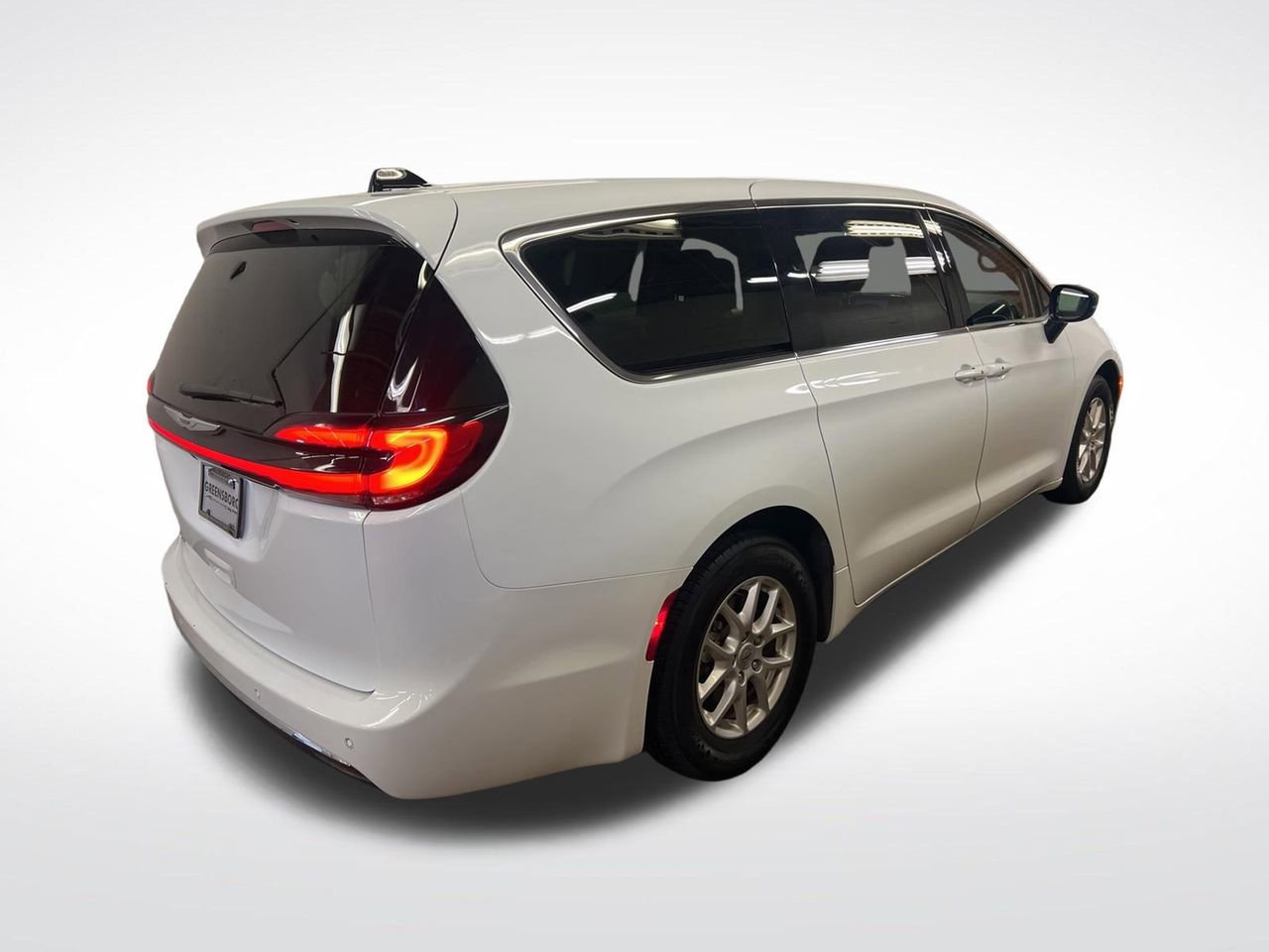 Used 2024 Chrysler Pacifica Touring-L FWD image 6