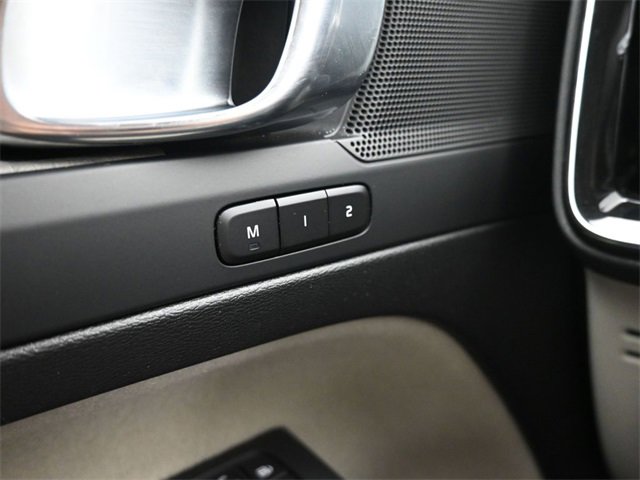 Used 2024 Volvo XC40 B5 Plus image 29
