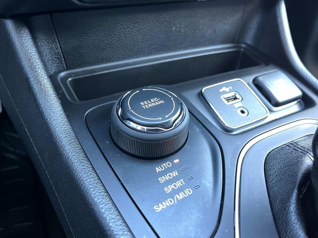 Used 2020 Jeep Cherokee Latitude Plus image 33