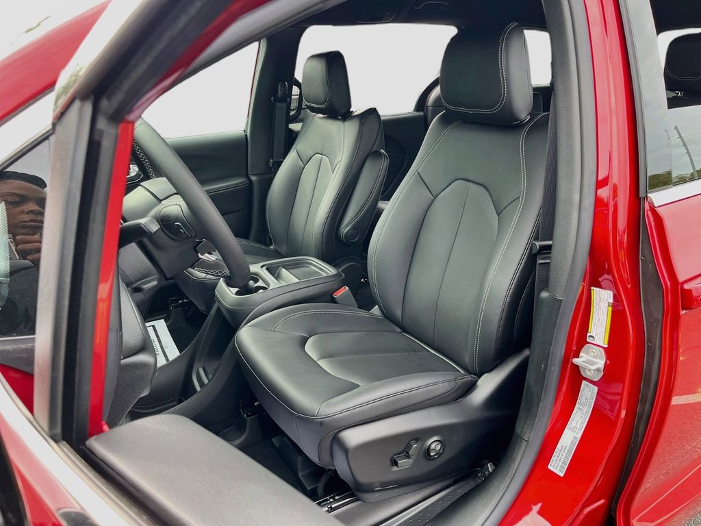 New 2027 Chrysler Pacifica Select FWD image 18