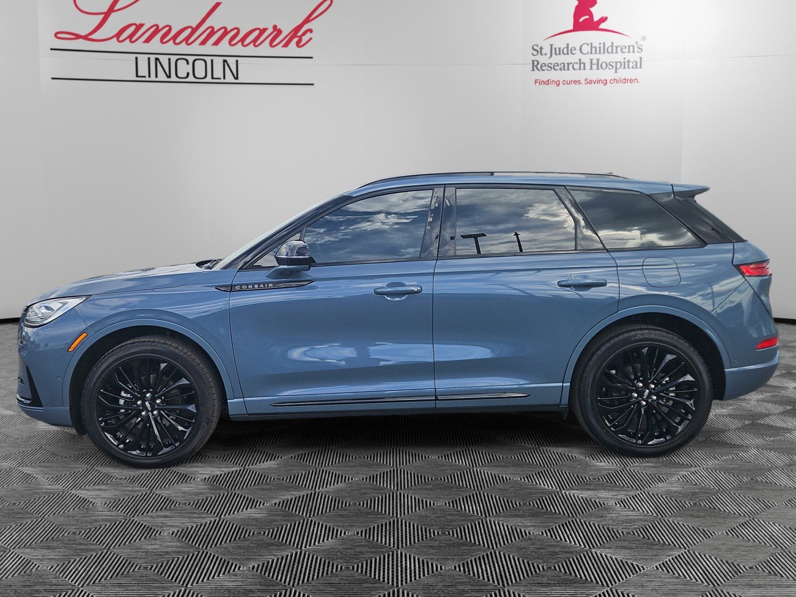 Certified 2024 Lincoln Corsair Reserve w/ Equipment Group 202A AWD/4WD image 2