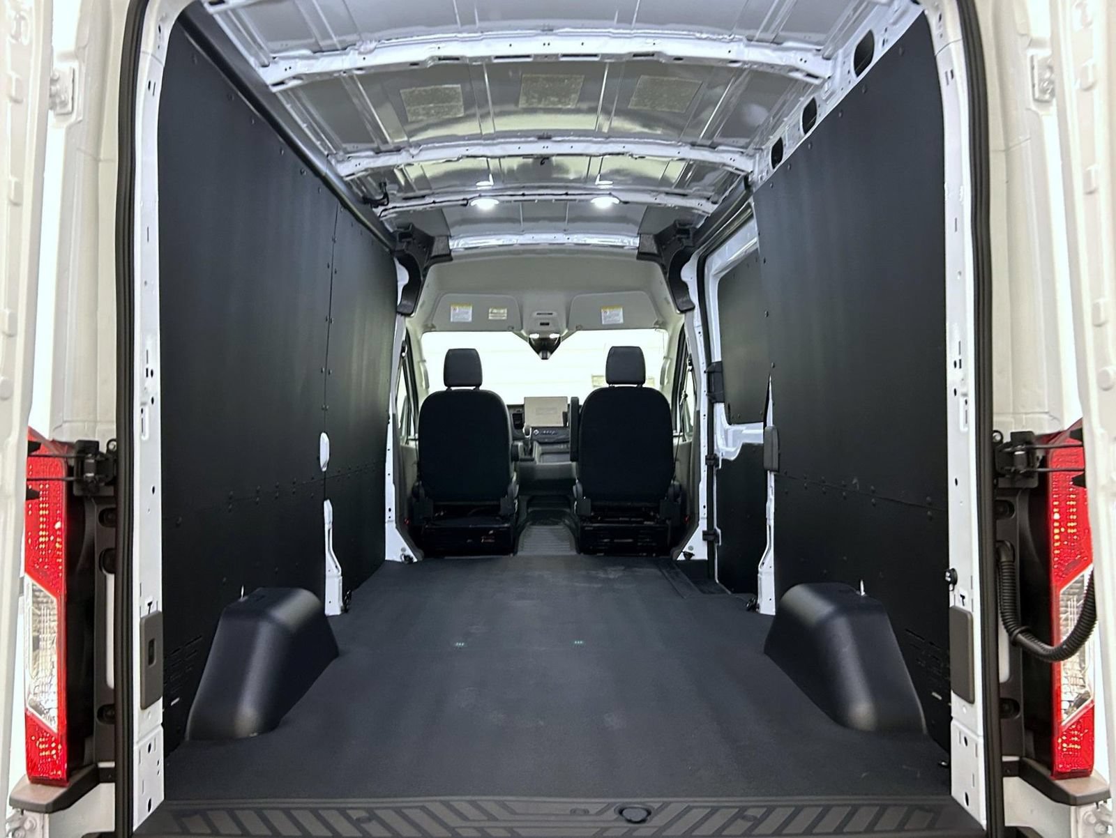 New 2027 Ford Transit 250 148 Medium Roof w/ Load Area Protection Package RWD image 18