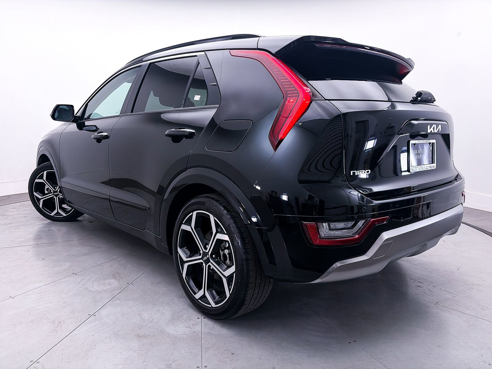 Used 2023 Kia Niro SX Touring FWD image 2
