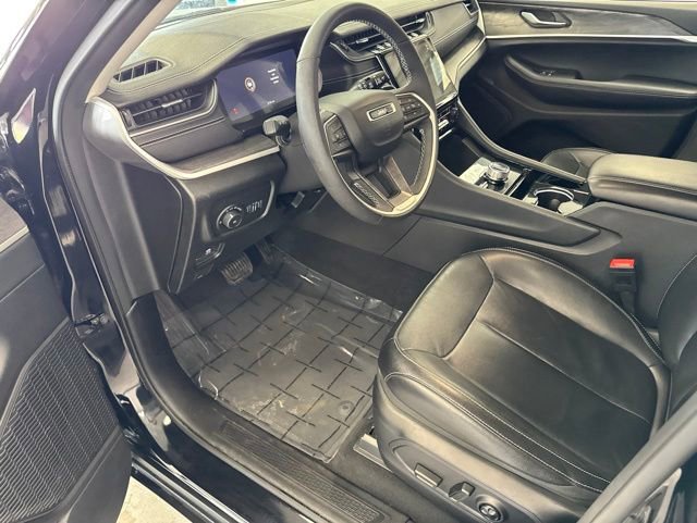 Used 2023 Jeep Grand Cherokee Limited w/ Black Appearance Package AWD/4WD image 15