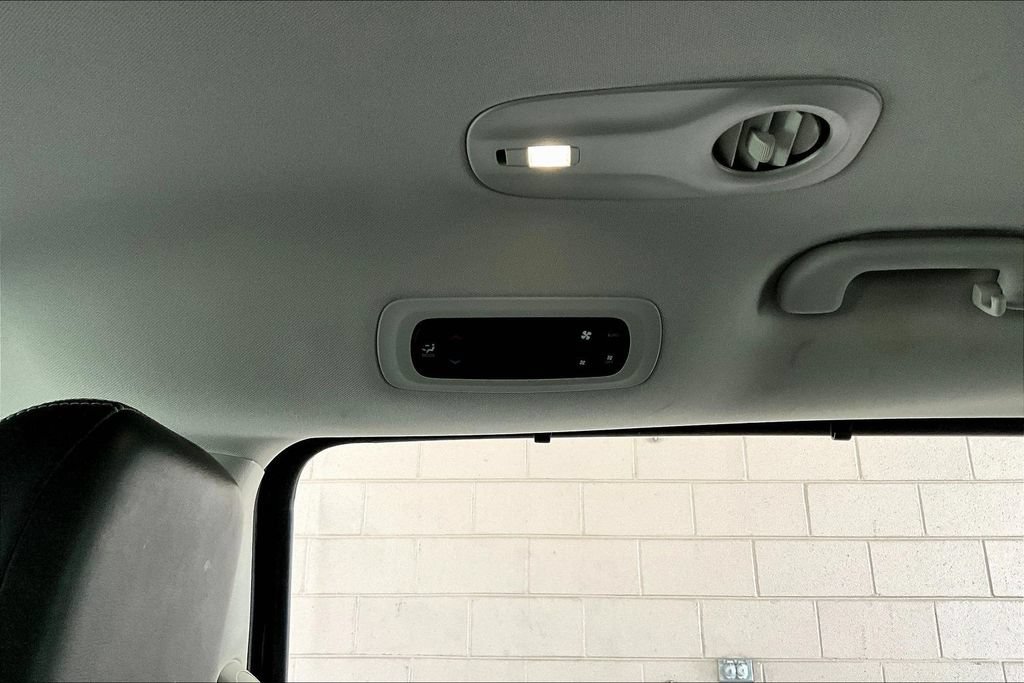 Used 2024 Chrysler Pacifica Touring-L FWD image 12