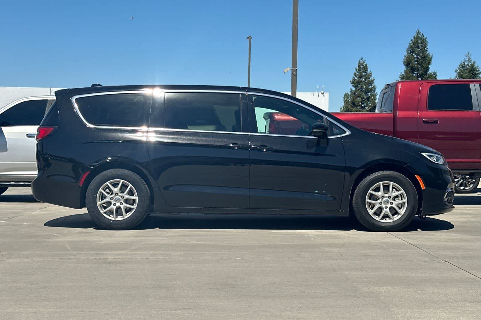 Used 2025 Chrysler Pacifica Select FWD image 9