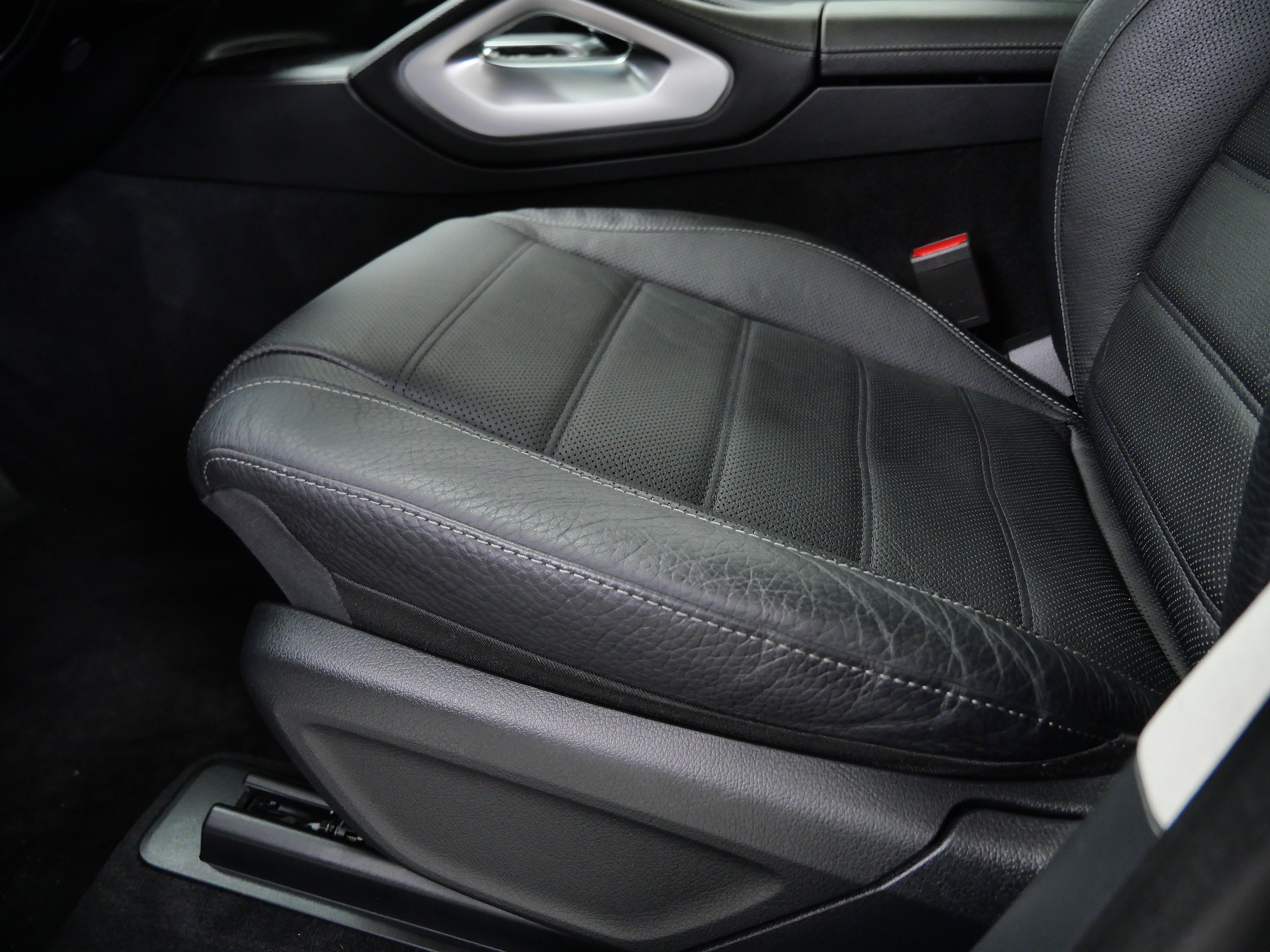 Certified 2025 Mercedes-Benz GLE 450e 4MATIC w/ Winter Package image 18