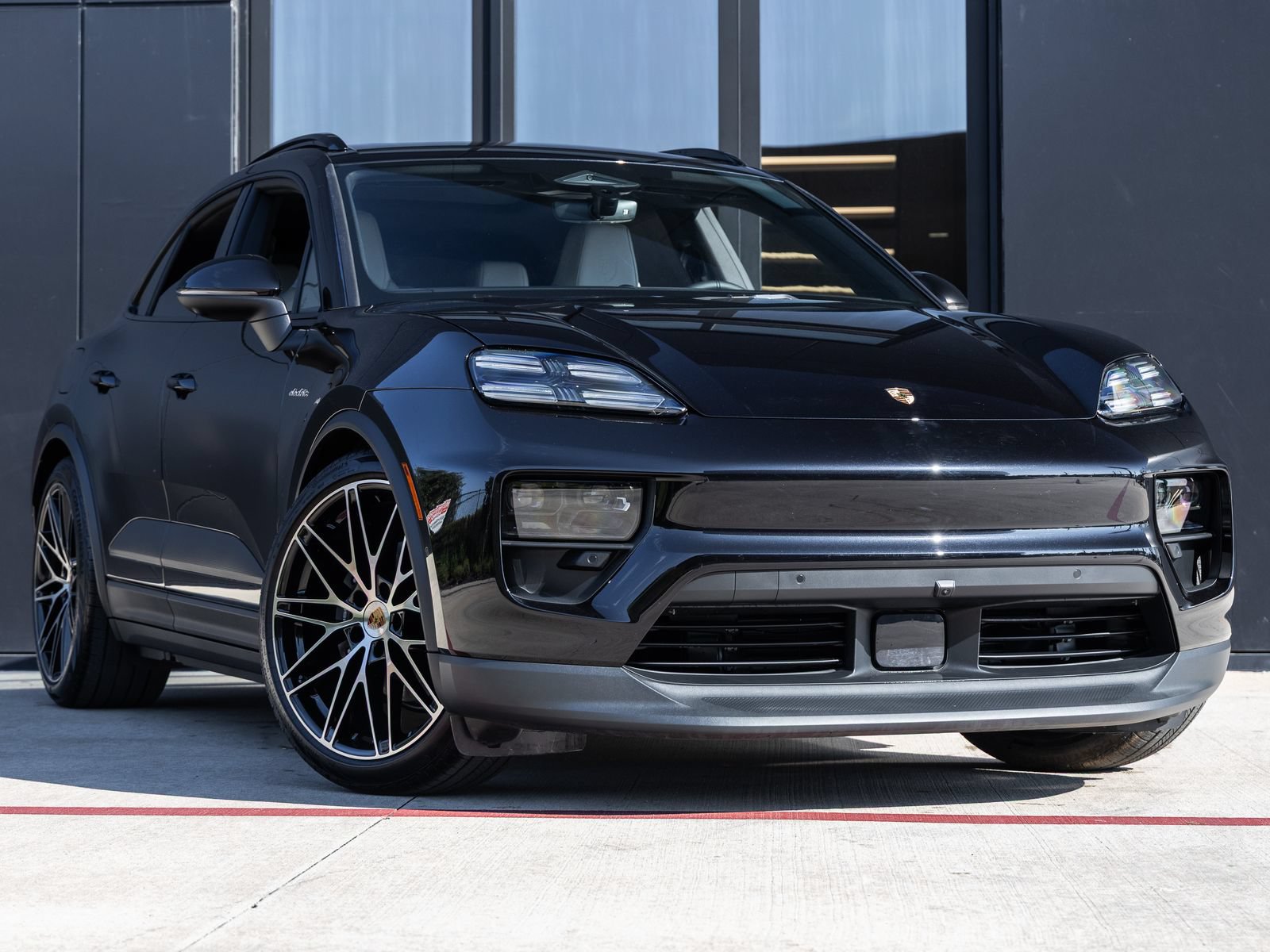 Used 2025 Porsche Macan 4 Electric AWD/4WD image 6