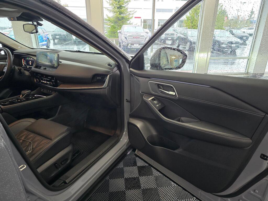 Used 2025 Nissan Rogue Platinum w/ Platinum Premium Package image 44