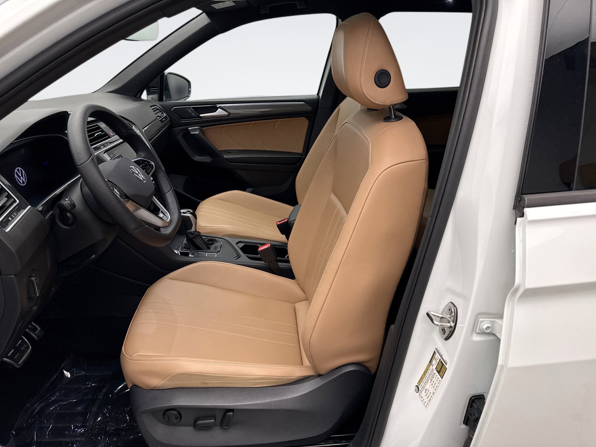 Used 2024 Volkswagen Tiguan SE R-Line image 11