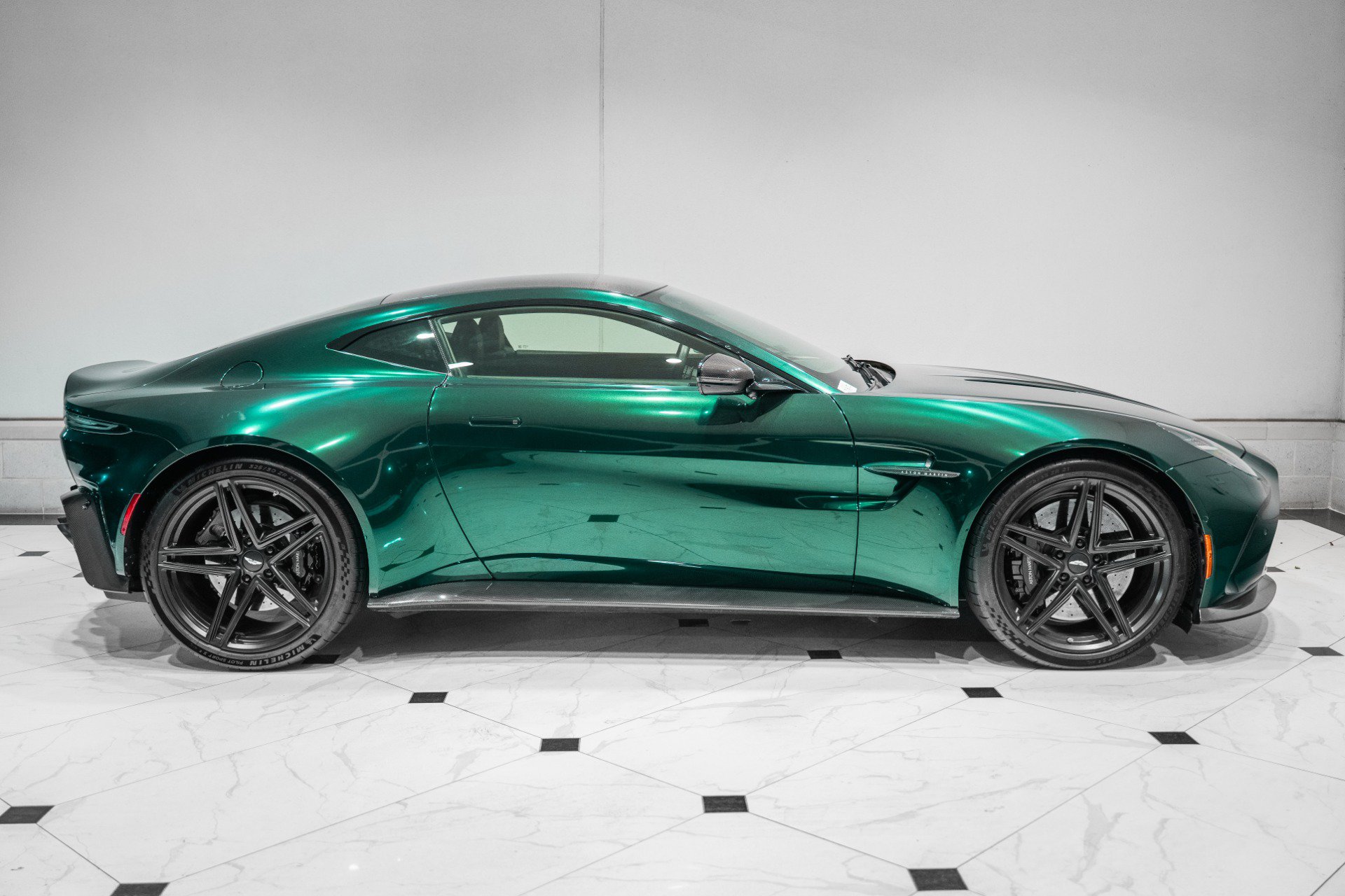 Used 2025 Aston Martin V8 Vantage Coupe RWD image 38