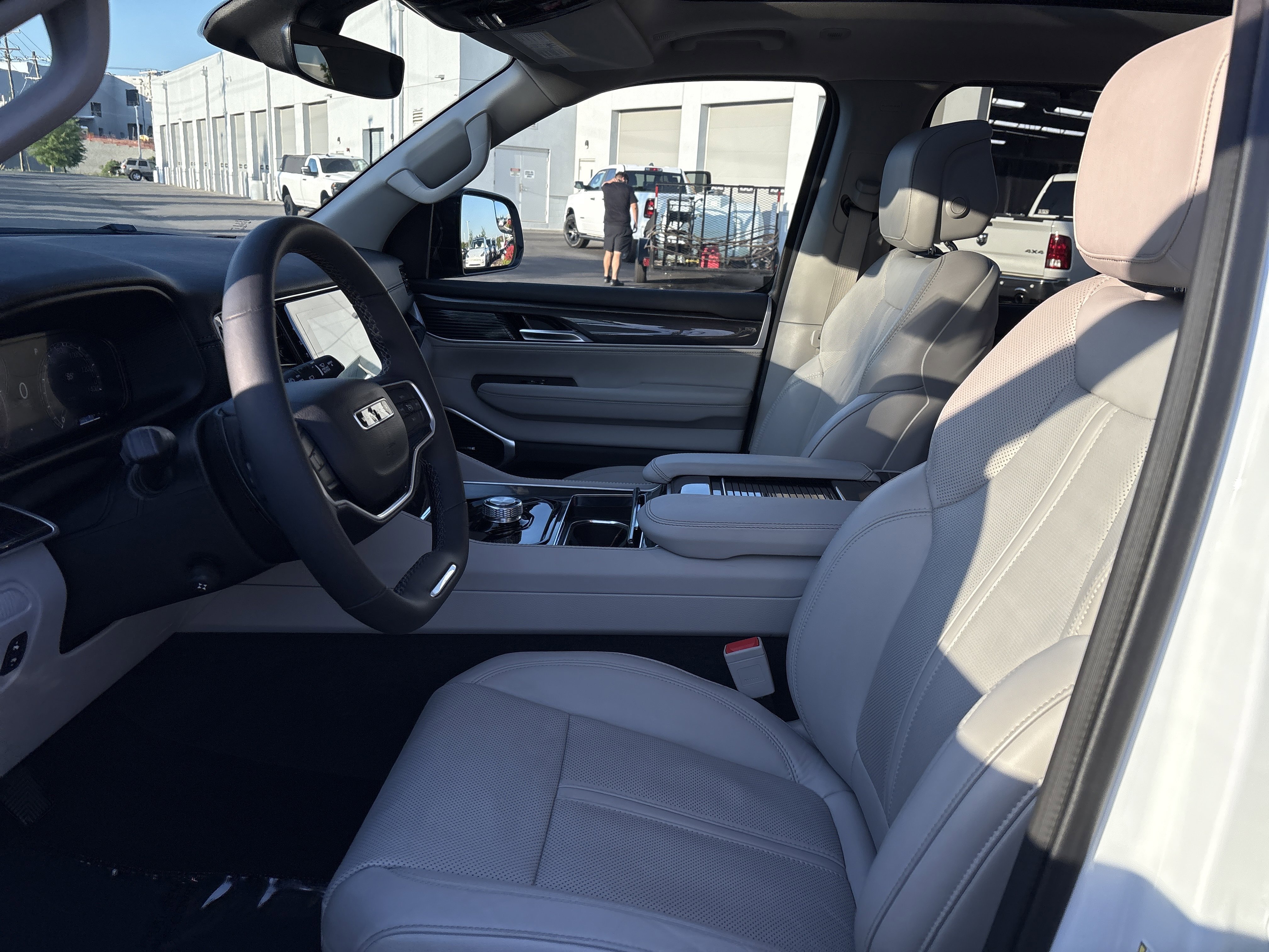 Used 2024 Jeep Wagoneer 2WD w/ Premium Group I image 17