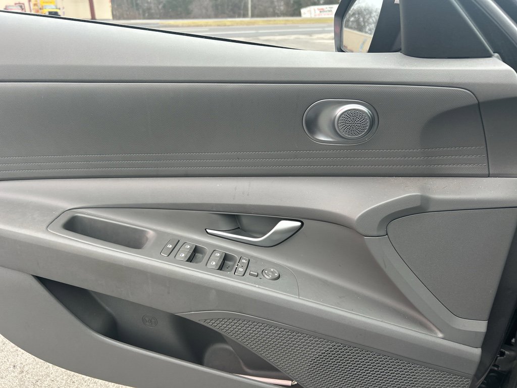 Used 2023 Hyundai Elantra SEL image 12