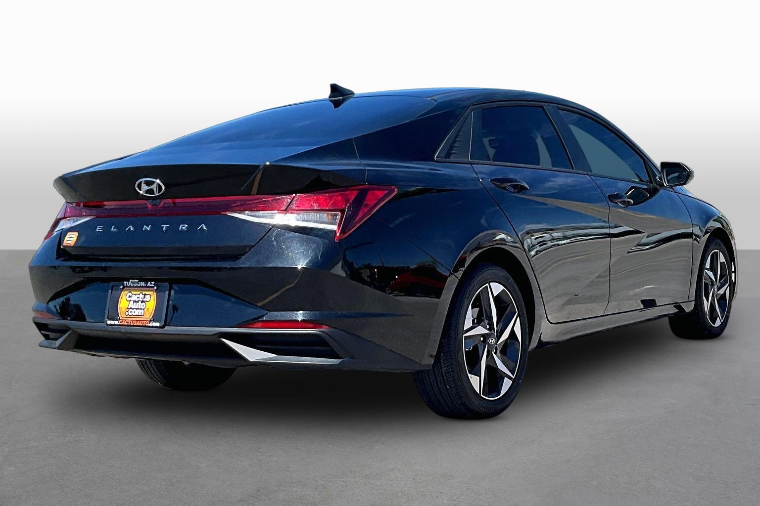 Used 2023 Hyundai Elantra SEL w/ Convenience Package FWD image 2