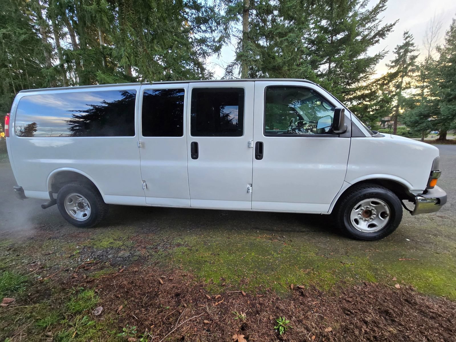 Used 2015 Chevrolet Express 3500 LT w/ LT Preferred Equipment Group RWD image 9