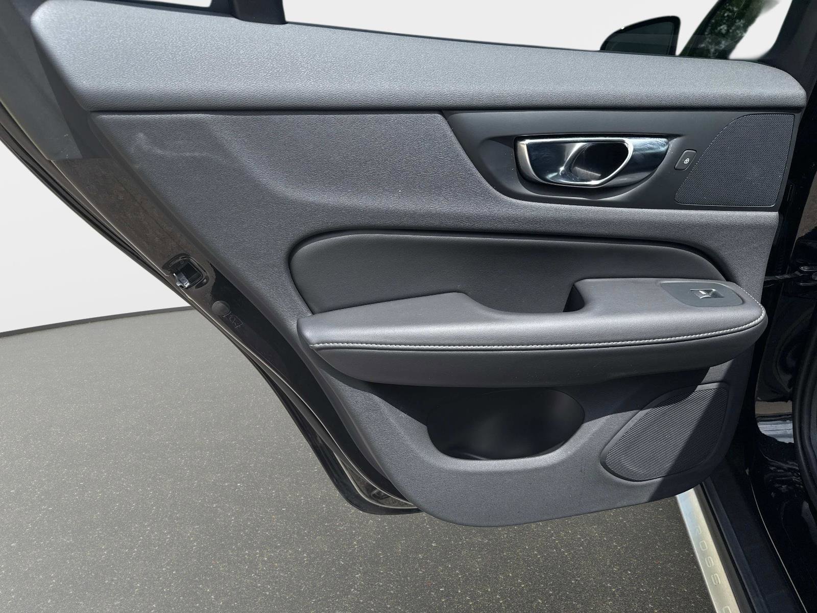 Used 2025 Volvo V60 B5 Cross Country Ultra w/ Climate Package image 11