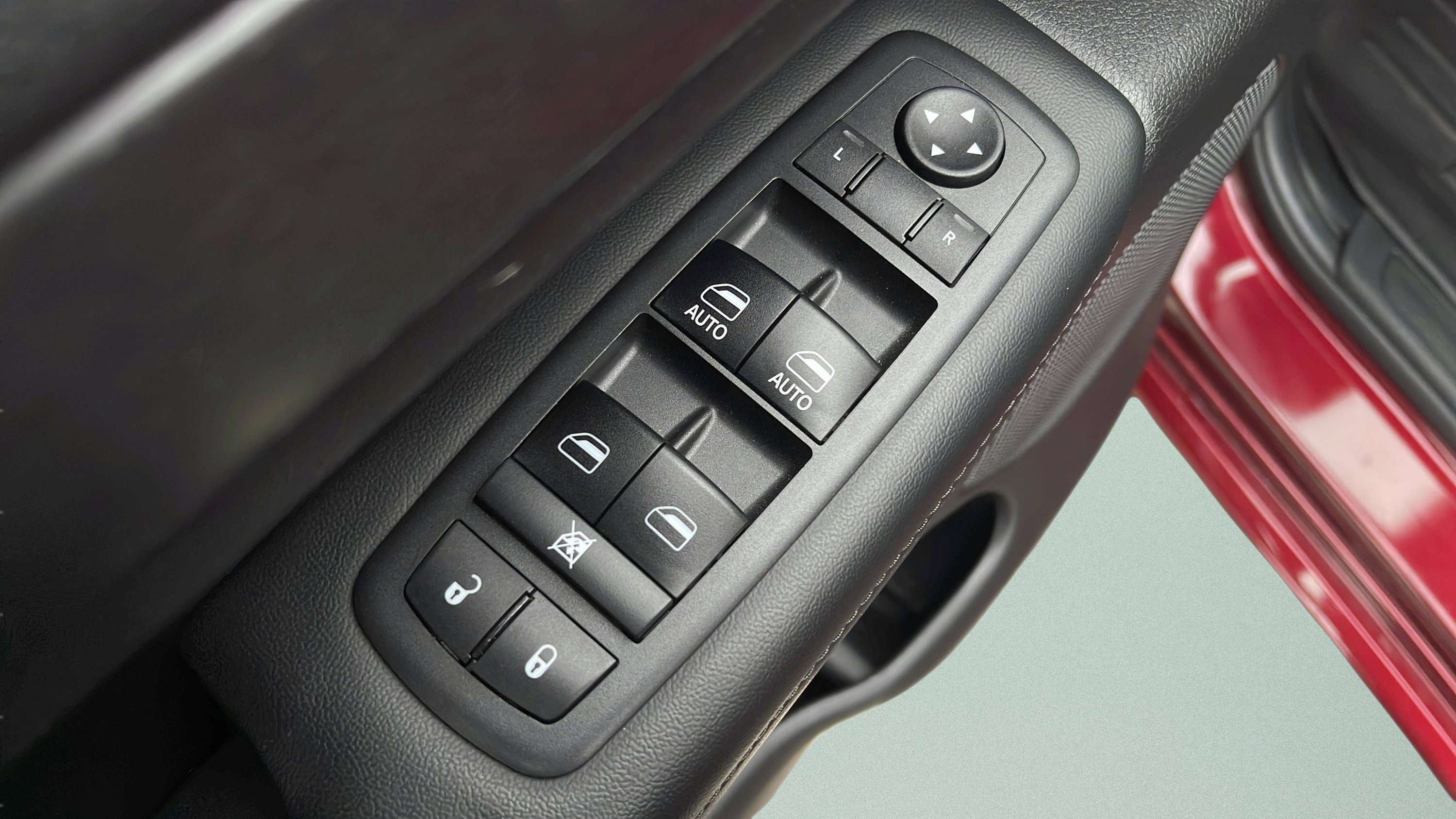 Used 2018 Jeep Grand Cherokee Altitude AWD/4WD image 22