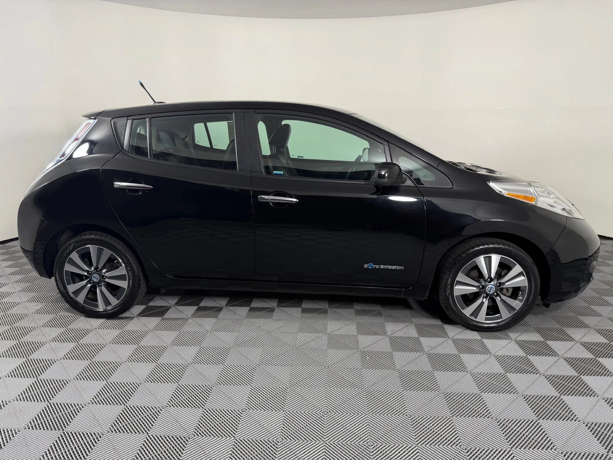 Used 2013 Nissan Leaf SL w/ Premium Pkg FWD image 26