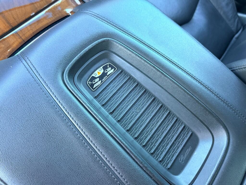 Used 2019 Cadillac Escalade Premium Luxury image 25