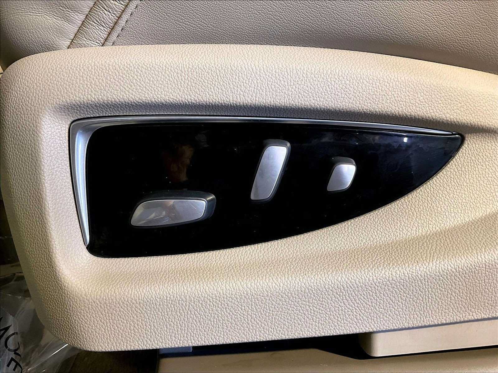 Used 2019 Cadillac Escalade ESV Premium Luxury w/ LPO, Radiant Package AWD/4WD image 39